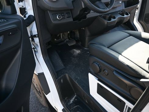 Used 2025 Mercedes-Benz Sprinter 2500 image 7