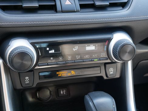 Used 2019 Toyota RAV4 LE w/ Carpet Mat Package AWD/4WD image 23