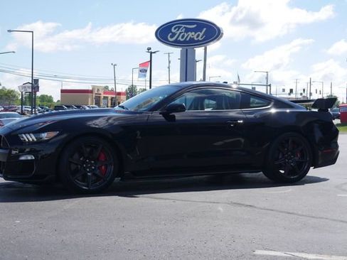 Used 2022 Ford Mustang Shelby GT500 w/ Carbon Fiber Track Pack RWD image 9