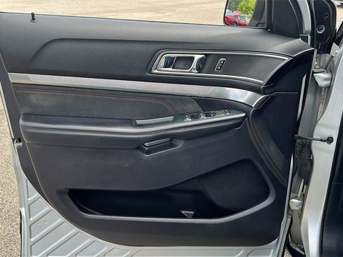 Used 2019 Ford Explorer XLT w/ XLT Sport Appearance Package image 9