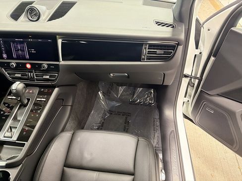 Used 2025 Porsche Macan image 18