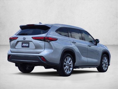 Used 2022 Toyota Highlander Limited FWD image 5