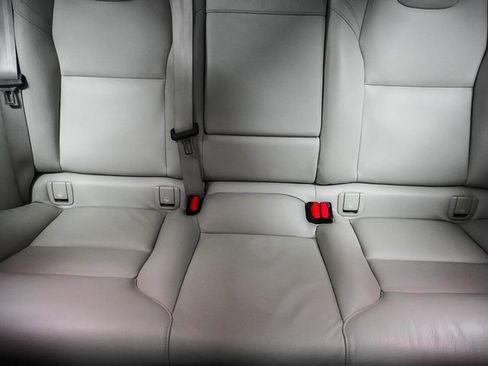 Used 2019 Volvo XC60 T8 Momentum image 18