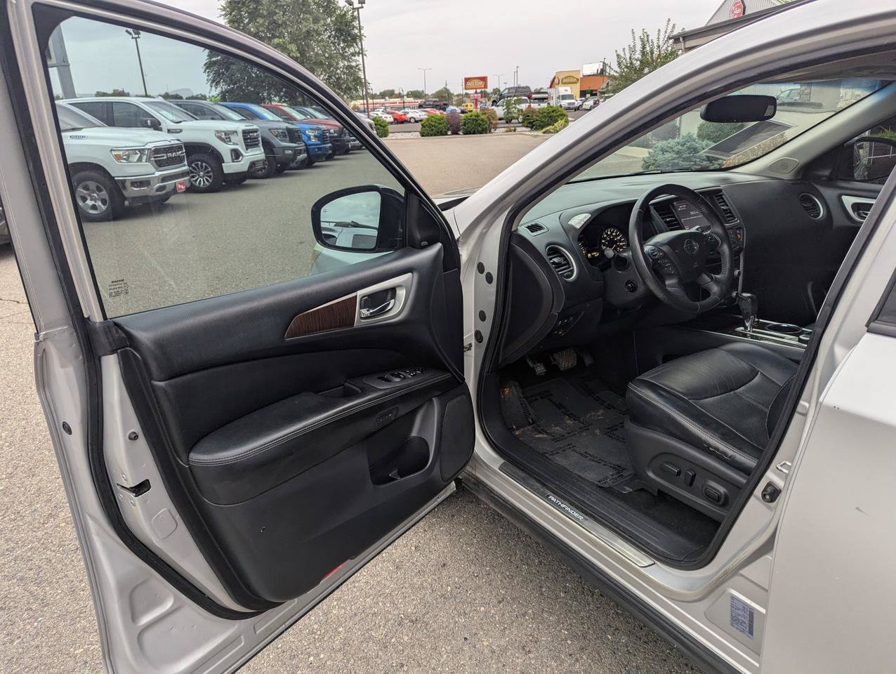 Used 2015 Nissan Pathfinder Platinum w/ Cargo Package FWD image 8