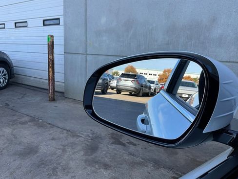 Used 2025 Genesis G70 2.5T image 19