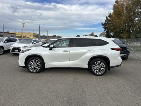Used 2022 Toyota Highlander Platinum image 2