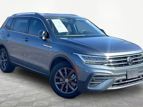 Used 2022 Volkswagen Tiguan SE w/ Panoramic Sunroof Package image 3