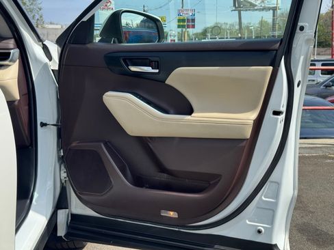 Used 2020 Toyota Highlander XLE image 41