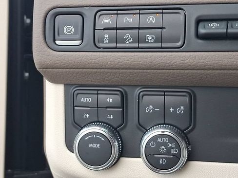 Used 2024 GMC Yukon Denali AWD/4WD image 9