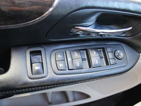 Used 2016 Chrysler Town & Country Touring w/ Driver Convenience Group image 28