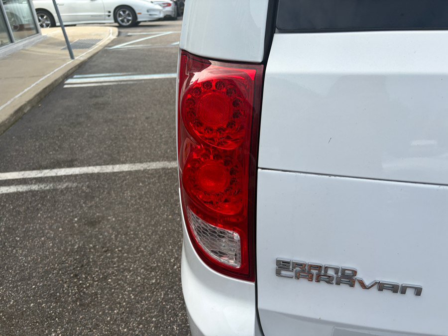 Used 2019 Dodge Grand Caravan SE FWD image 26