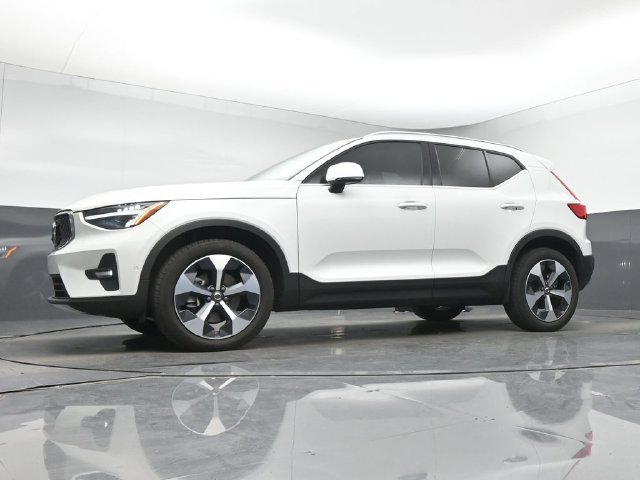 Used 2024 Volvo XC40 B5 Plus AWD/4WD image 13