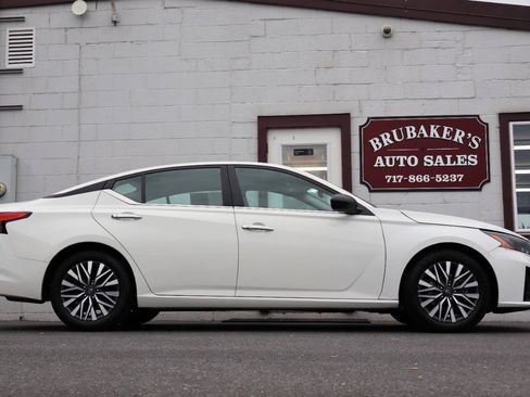 Used 2025 Nissan Altima 2.5 SV FWD image 1