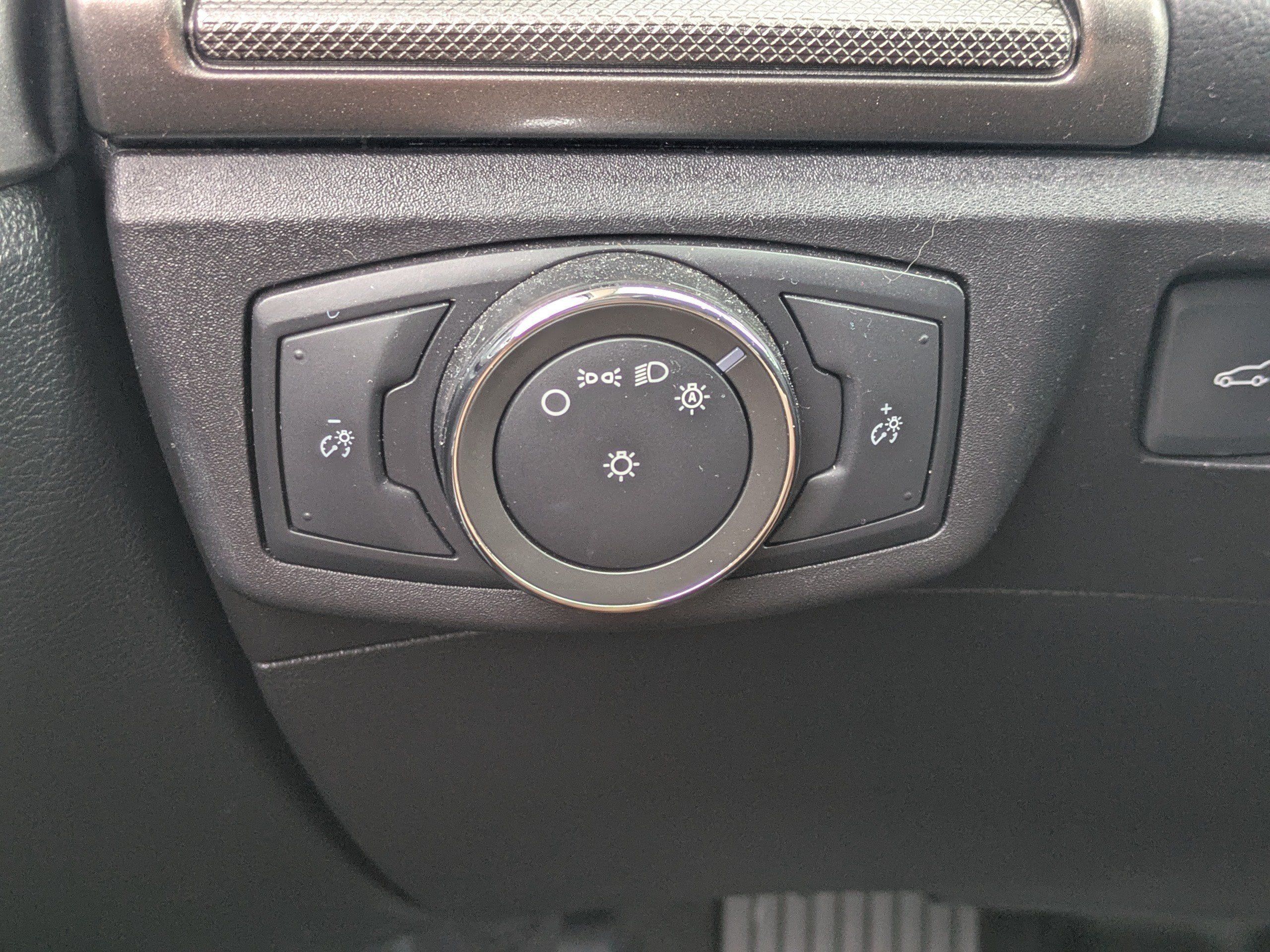 Used 2017 Ford Fusion SE w/ Fusion SE Technology Package FWD image 20