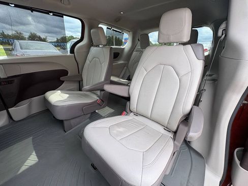 Used 2018 Chrysler Pacifica Touring-L FWD image 25