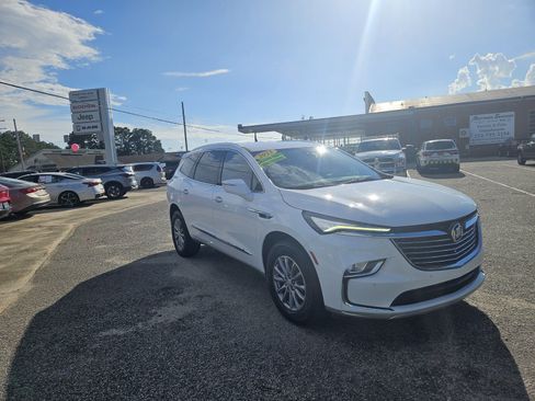 Used 2023 Buick Enclave Essence FWD image 3