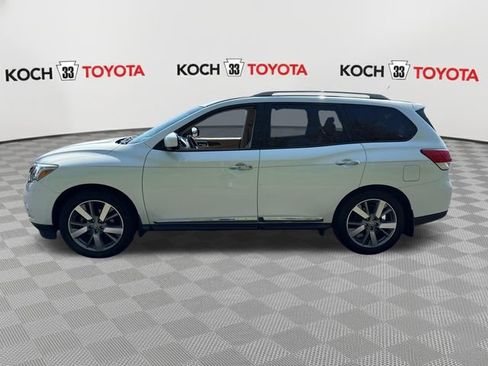 Used 2016 Nissan Pathfinder Platinum w/ Family Entertainment Package FWD image 4