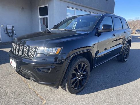 Used 2018 Jeep Grand Cherokee Altitude image 3
