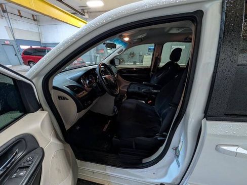 Used 2016 Dodge Grand Caravan SE w/ Quick Order Package 29E SE FWD image 21