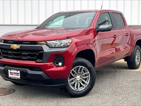 Used 2024 Chevrolet Colorado LT w/ LT Convenience Package image 2