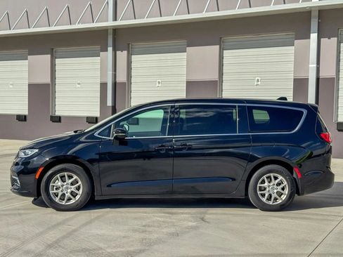 Used 2025 Chrysler Pacifica Select FWD image 6