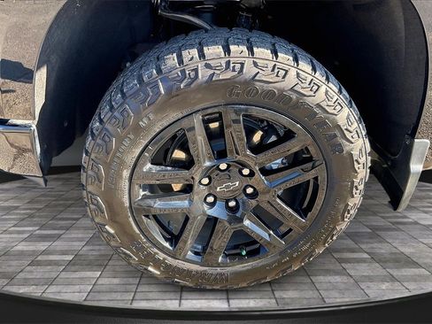 Used 2024 Chevrolet Silverado 1500 Custom Trail Boss w/ LPO, Dark Essentials Package image 9