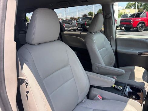 Used 2020 Toyota Sienna XLE w/ XLE Navigation Package FWD image 5