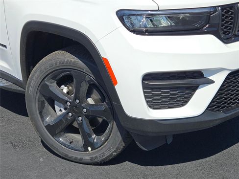 New 2025 Jeep Grand Cherokee Altitude image 3