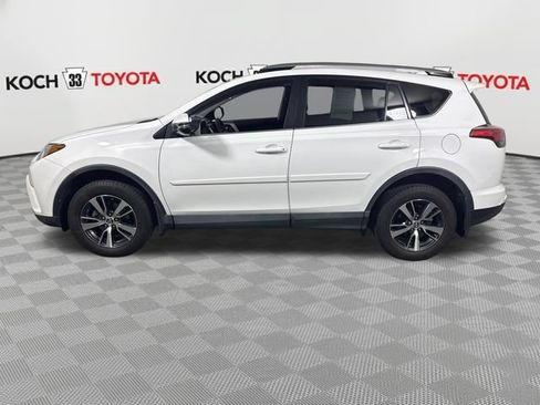 Used 2017 Toyota RAV4 XLE AWD/4WD image 4