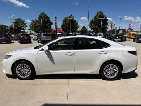 Used 2015 Lexus ES 350 w/ Luxury Package FWD image 3
