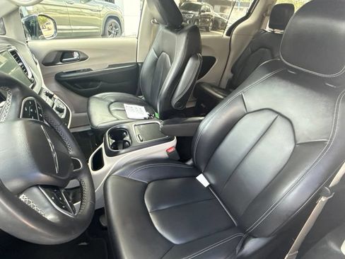 Used 2024 Chrysler Pacifica Touring-L FWD image 15
