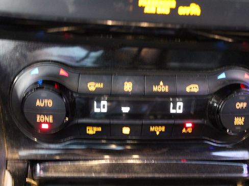 Used 2017 INFINITI QX30 Premium FWD image 22