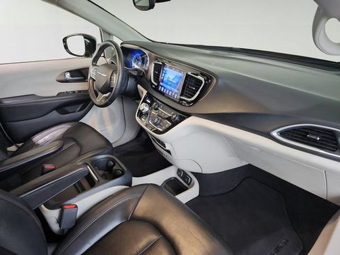 Used 2017 Chrysler Pacifica Touring-L FWD image 24