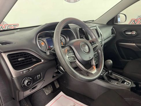 Used 2019 Jeep Cherokee Latitude w/ Popular Appearance Group FWD image 10