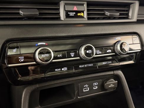 Used 2023 Honda Pilot Touring image 25