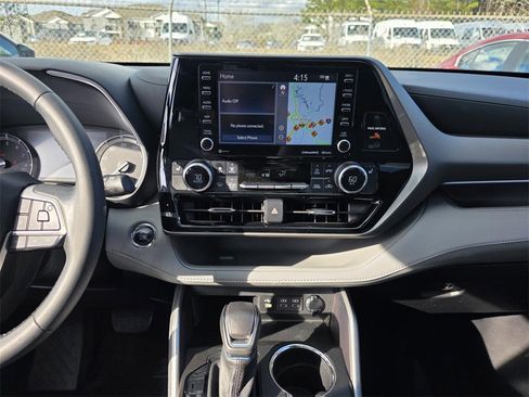 Used 2022 Toyota Highlander XLE image 27