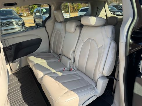 Used 2017 Chrysler Pacifica Touring-L Plus w/ Advanced Safetytec Group image 12