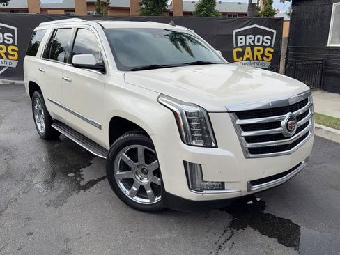 Used 2015 Cadillac Escalade Luxury image 2