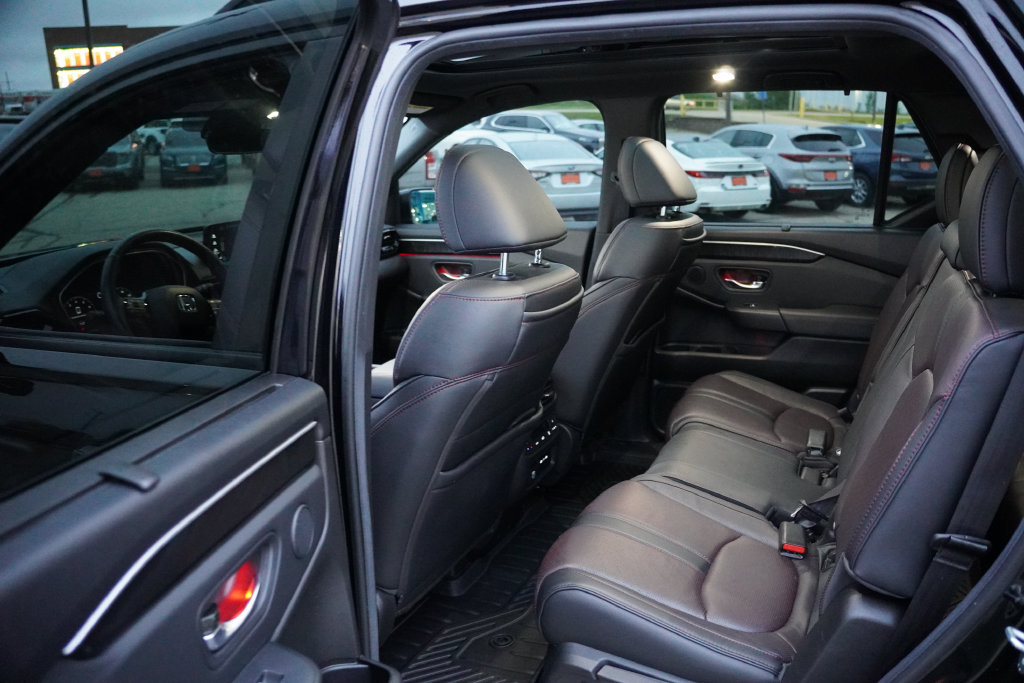 Used 2025 Honda Pilot Black Edition image 16