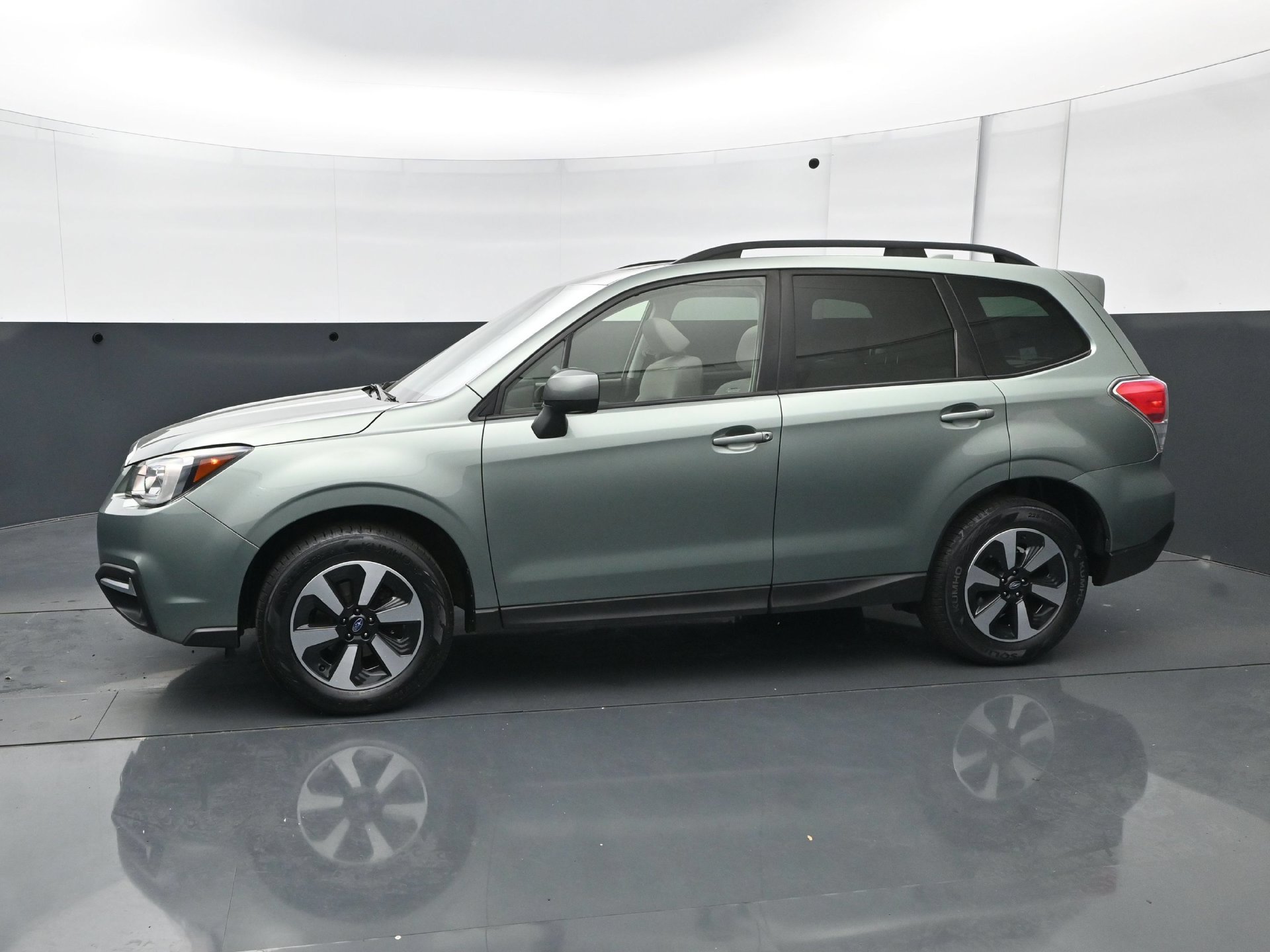 Used 2017 Subaru Forester 2.5i Premium w/ Popular Package #2A AWD/4WD image 2