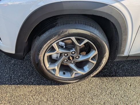 Used 2025 Chevrolet Trax LT w/ LT Convenience Package image 12