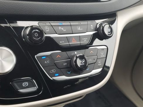 Used 2023 Chrysler Pacifica Touring-L FWD image 26