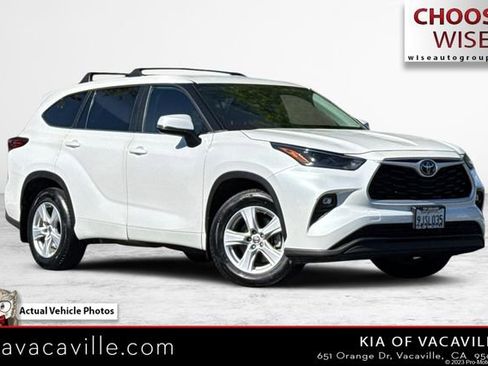 Used 2023 Toyota Highlander LE image 1