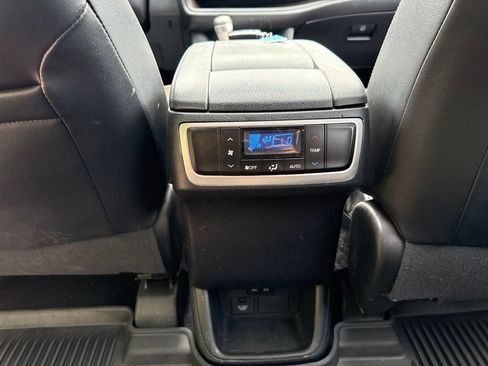Used 2019 Toyota Highlander XLE AWD/4WD image 19