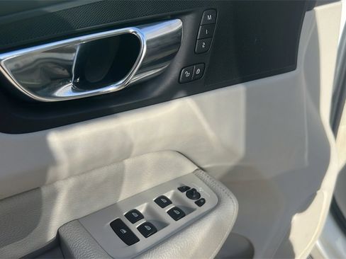 Used 2018 Volvo XC60 T5 Momentum w/ Vision Package image 18