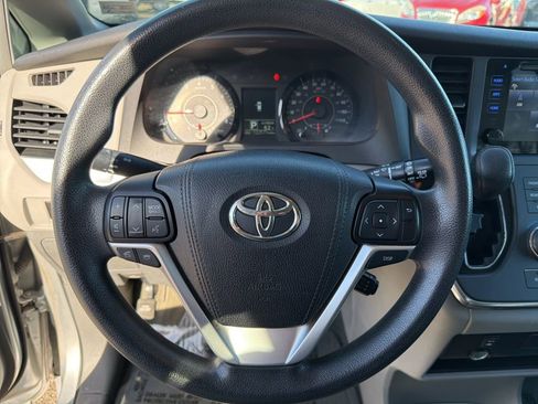 Used 2015 Toyota Sienna LE image 16