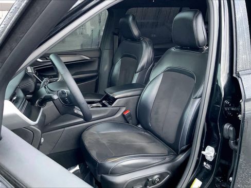 Used 2023 Jeep Grand Cherokee L Laredo image 7