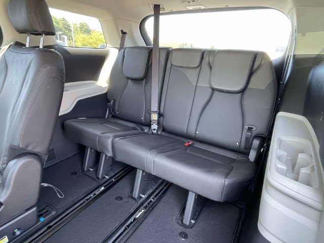 Certified 2024 Kia Carnival LX FWD image 9