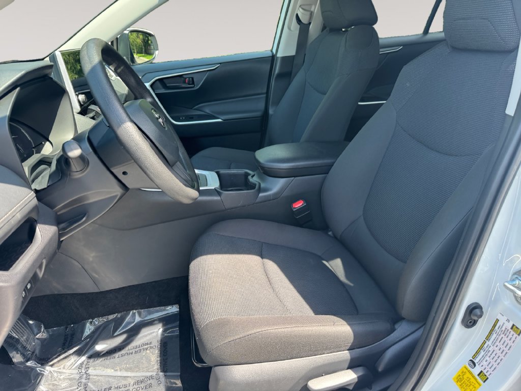 Used 2025 Toyota RAV4 LE AWD/4WD image 9