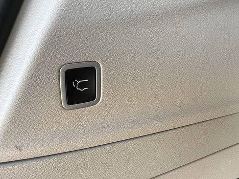 Used 2024 Chrysler Pacifica Touring-L image 33